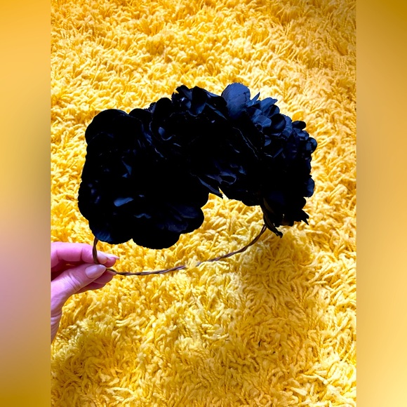 Flower Crown with Big Black Flowers!🐦‍⬛ - Picture 3 of 3